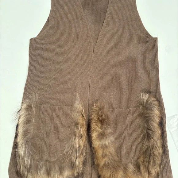 Rain + Rose Tan Sweater Vest with Faux Fur Pockets.  Size XL - Picture 10 of 10